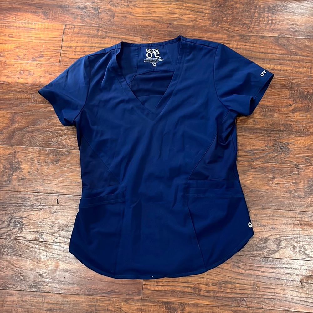 BarcoOne scrub top